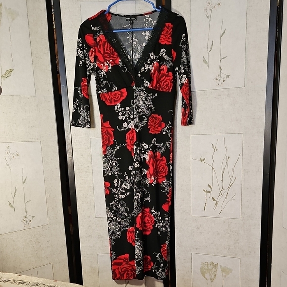 Wet Seal Black and Red Sheath Dress with V-Neck Cuffed Sleeves - Picture 1 of 7